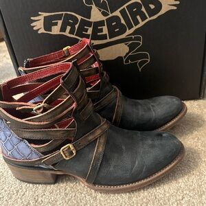 Freebirds Stair size 7 Blue Navy Multicolor Strapped Ankle Boots